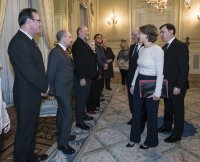 La ministra de Medio Ambiente y el presidente de la Fundación BBVA saludan a los premiados y al jurado poco antes de la ceremonia.