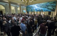 Corrillos durante el cóctel posterior a la entrega del premio.