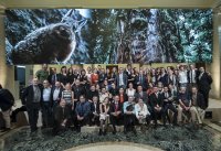 Foto de grupo de la "gran familia GREFA" en el salón donde se entregó el premio.