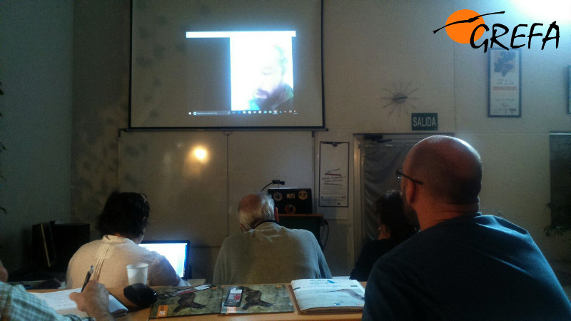 Un miembro de la plataforma se dirige por videoconferencia al resto de los asistentes.