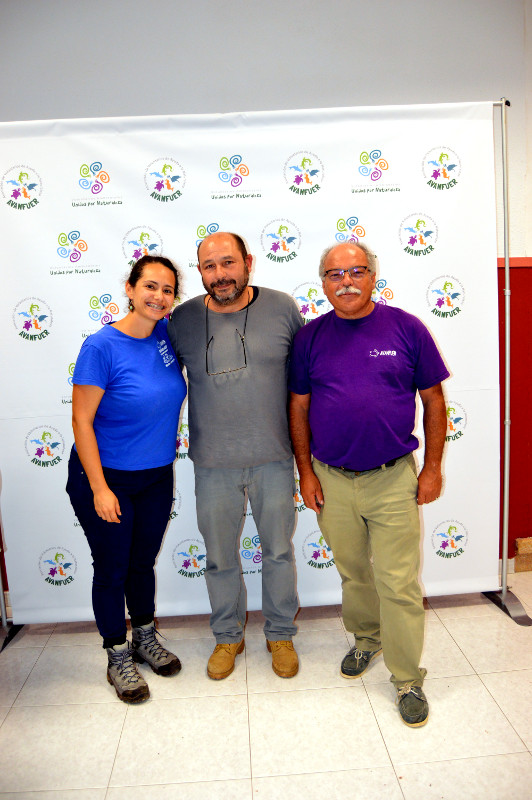 Junto a dos miembros de Avanfuer, organizadores del  encuentro internacional de voluntariado ambiental celebrado en Fuerteventura.
