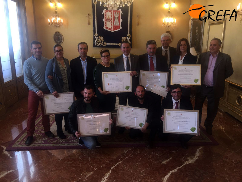 "Foto de familia" de los alcaldes premiados en los Premios Provinciales de Medio Ambiente de Burgos 2016.