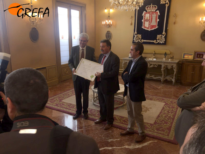 Juan Antonio Blanco, alcalde de Huerta de Arriba (Burgos), en el momento de entrega del premio por parte de Javier María García López, Jefe de Servicio Territorial de Medio Ambiente de Burgos.