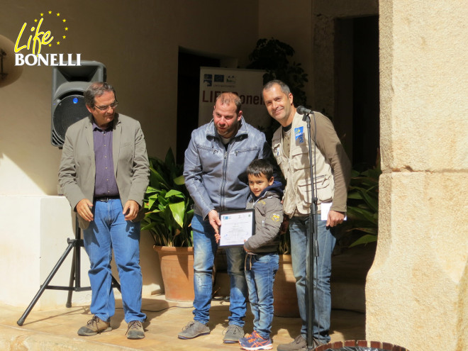 Nuevos miembros de la Red de Apoyo a LIFE Bonelli muestran sus diplomas. Nuevos miembros de la Red de Apoyo a LIFE Bonelli muestran sus diplomas.