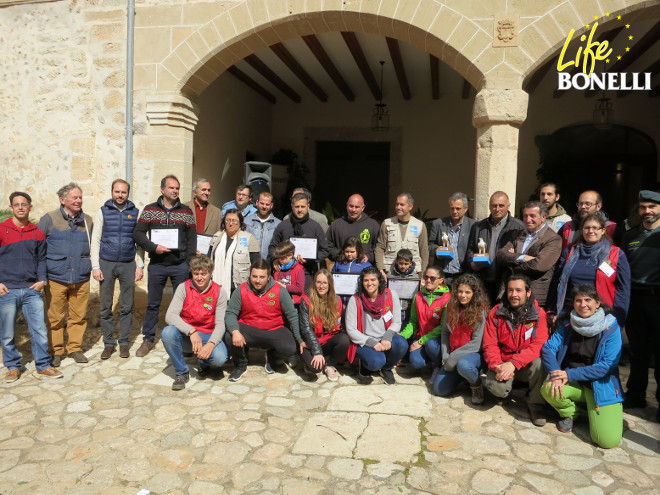 Foto de grupo de los nuevos miembros de la Red de Apoyo a LIFE Bonelli y de los nuevos padrinos del proyecto. Foto de grupo de los nuevos miembros de la Red de Apoyo a LIFE Bonelli y de los nuevos padrinos del proyecto.