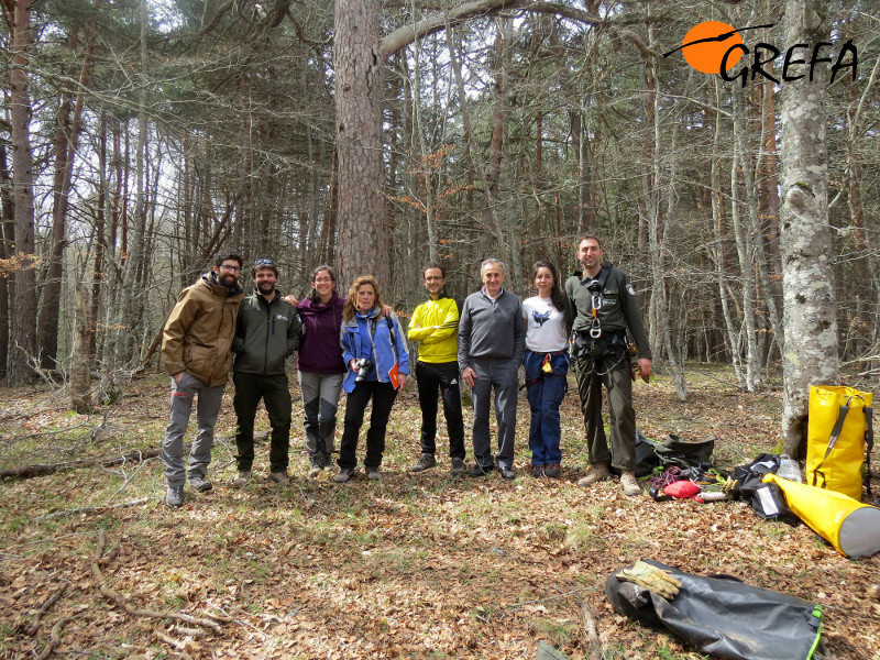 Foto de grupo de los participantes en la jornada de construcción del nido de buitre negro en Canales de la Sierra.