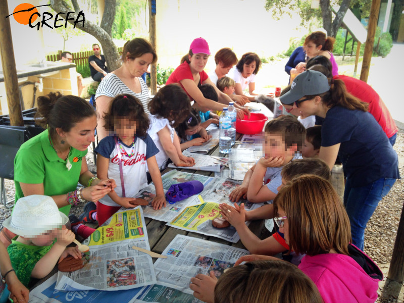 Niños y niñas participan en un taller de rastros y huellas de fauna de GREFA.