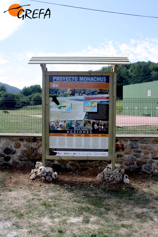 Otra perspectiva del cartel del Proyecto Monachus.