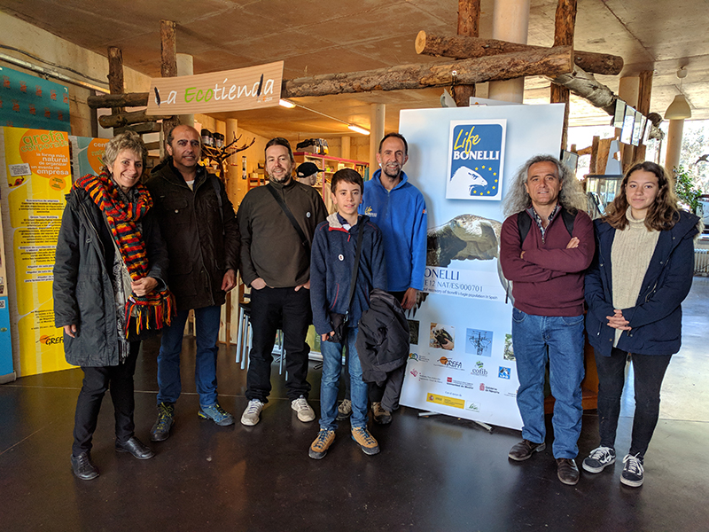 Fernando González, director veterinario de GREFA (en el centro, con forro azul), recibe en nuestro centro a una representación de ANSE.