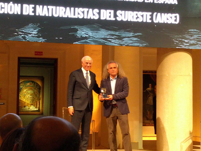 Pedro García, director de ANSE, recibe el Premio de la Fundación BBVA a la Conservación de la Biodiversidad, de manos de Francisco González, presidente de la Fundación BBVA.