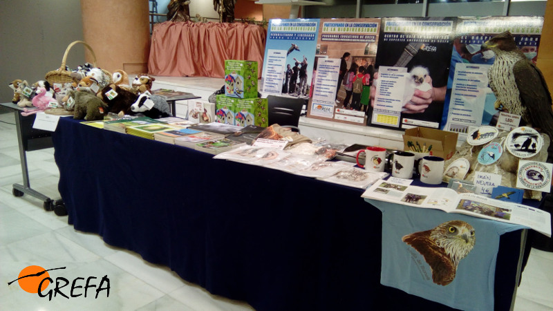 Así de completito estaba nuestro puesto en el mercadillo de Cecabank