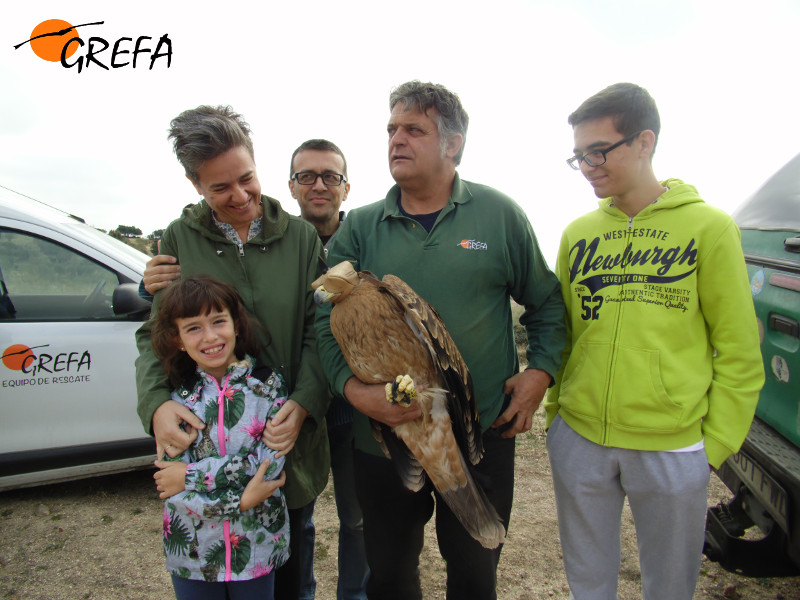 Empezando por la derecha, el padrino Sergio, Ernesto (presidente de GREFA) y la familia de Sergio posan con "Padmé" momentos antes de que el ave sea liberada.