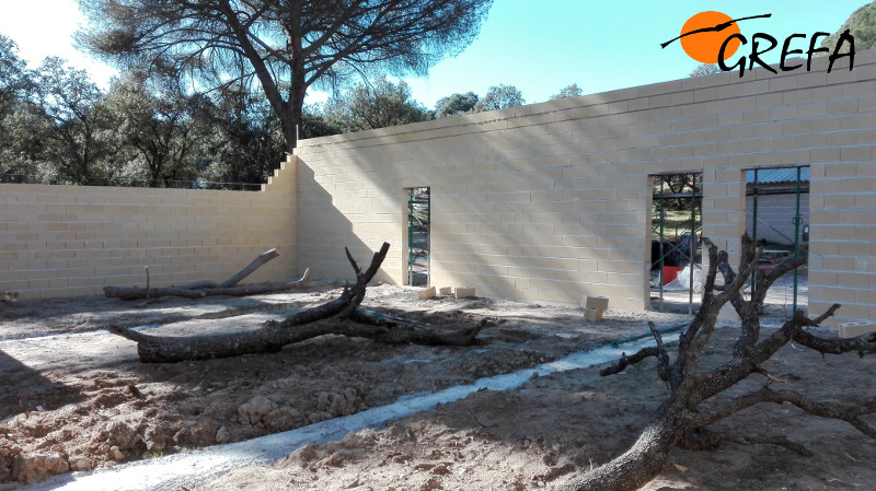 Aspecto de las nuevas instalaciones para la cría del buitre negro durante la construcción.