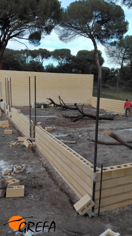 Otra panorámica de las obras en las nuevas instalaciones para la cría del buitre negro.