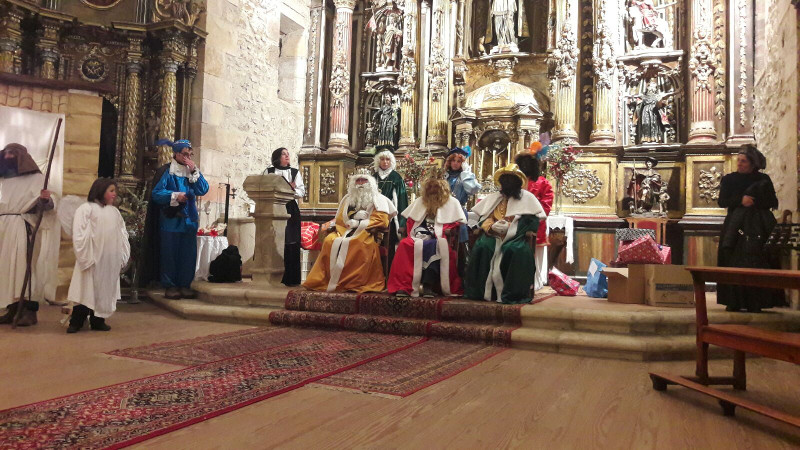 Los Reyes Magos en la iglesia de Huerta de Arriba (Burgos), preparados para recibir a los niños.