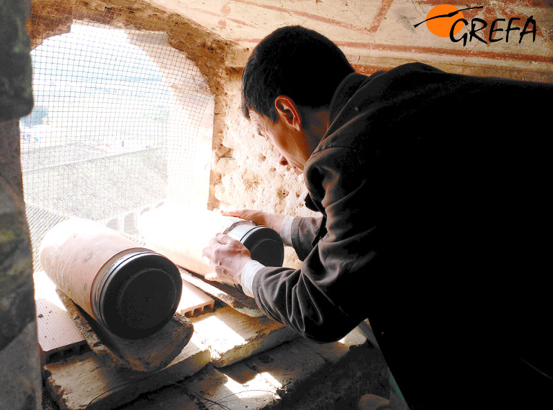 Colocamos nidales tipo vasija en la iglesia de Palma del Río (Córdoba) donode hemos actuado. Puede apreciarse las tapas traseras que hemos instalado para acceder al nidal.