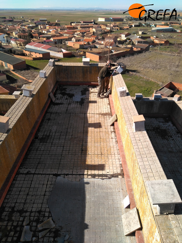 Colocando un nidal artificial en el silo de San Esteban del Molar.
