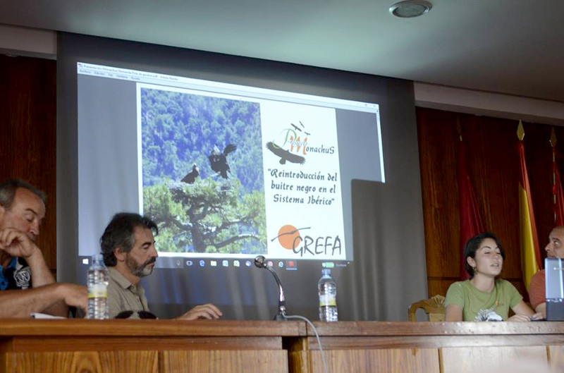 Momento de la intervención de Lorena Juste, de GREFA, en las jornadas de Pola de Gordón (León). 