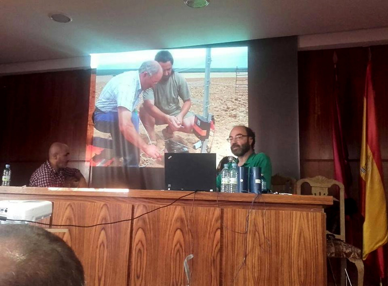 Intervención del experto en lobo Juan Carlos Blanco. A la izquierda, Javier Talegón, de la empresa turística Llobu.