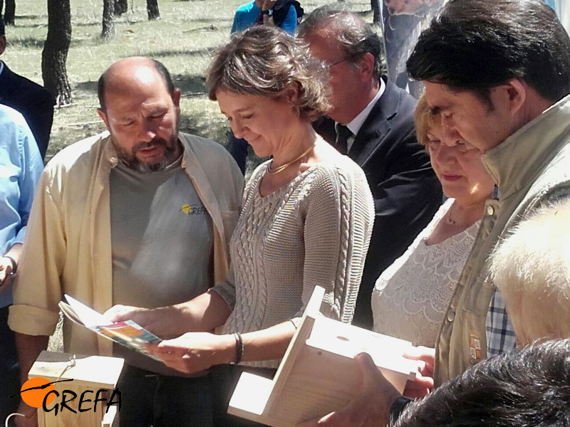 Fernando Garcés, secretario general de GREFA, muestra a la ministra García Tejerina un folleto explicativo del proyecto de control biológico del topillo.