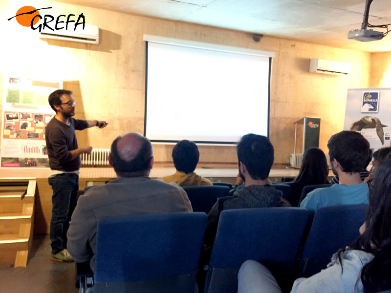 El biólogo Manuel Galán habla a los alumnos sobre los proyectos de conservación de GREFA.