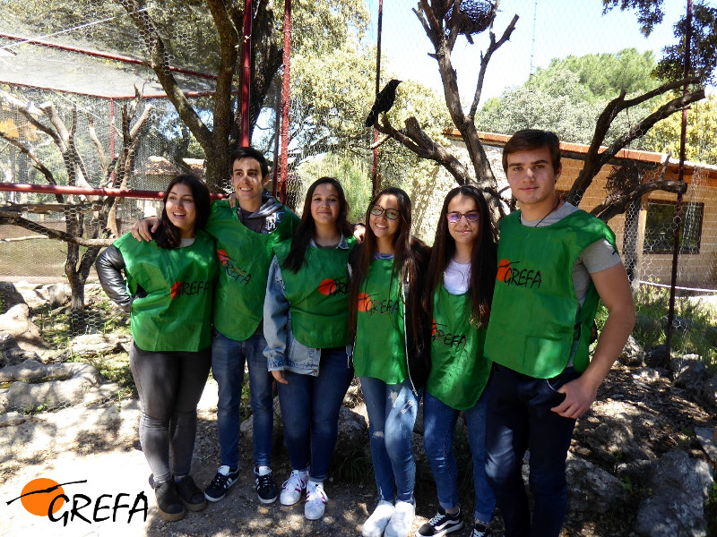 Alumnos de 4º ESO+Empresa junto a la instalación de córvidos de GREFA.