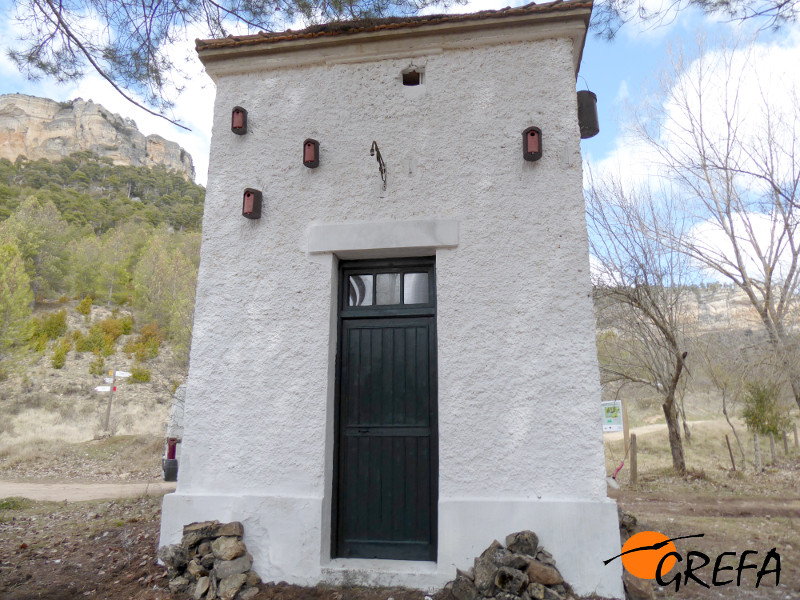 Caseta de transformador eléctrico en Uña (Cuenca), ya acondicionada como punto de biodiversidad.