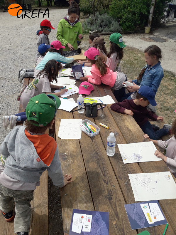 Hijos de trabajadores de John Deere participan en un taller durante la jornada en la finca Suerte Ampanera.