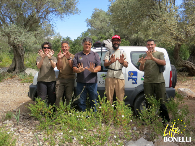 El equipo de LIFE Bonelli en Mallorca hace el gesto de la mariposa que remite al recientemente celebrado Día Europeo de la Red Natura 2000.