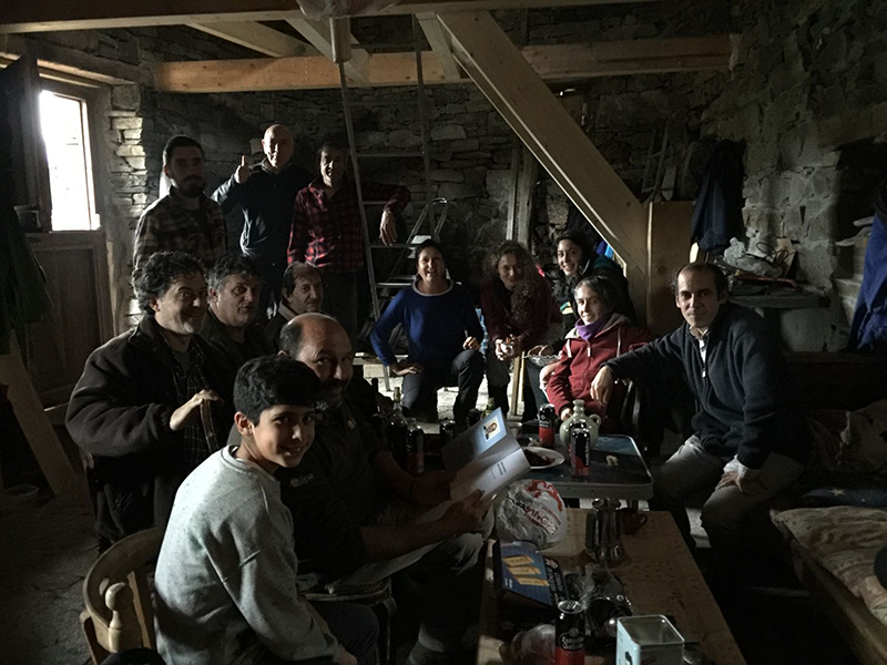 El autor Eduardo Gil nos muestra su libro en una reciente estancia en una cabaña de una braña del noroeste de León.