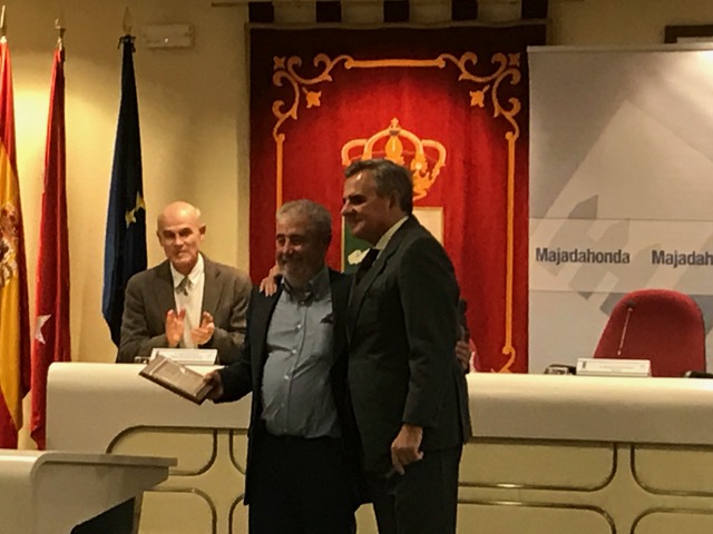 El alcalde de Majadahonda (Madrid), Narciso de Foxá, entrega una placa de reconocimiento al pastor Antonio Robledo (a la izquierda).
