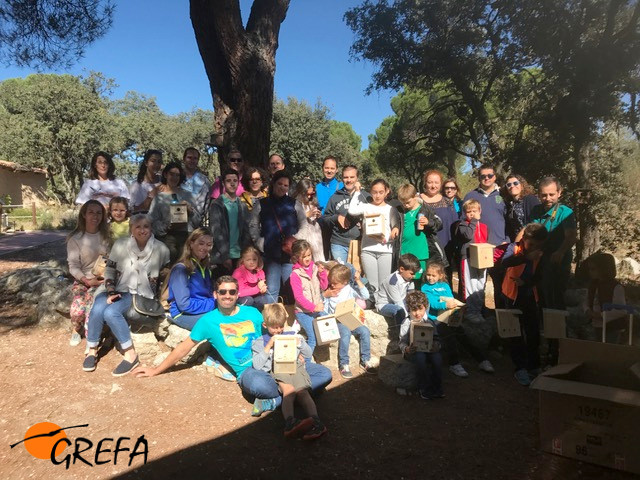 Foto de grupo de las familias de REE en nuestro hospital de fauna, con las cajas nido que construyeron en el taller que les organizamos.