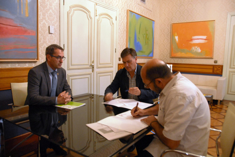 Los representantes de la Diputación Provincia de Segovia y de GREFA, durante la firma del convenio.