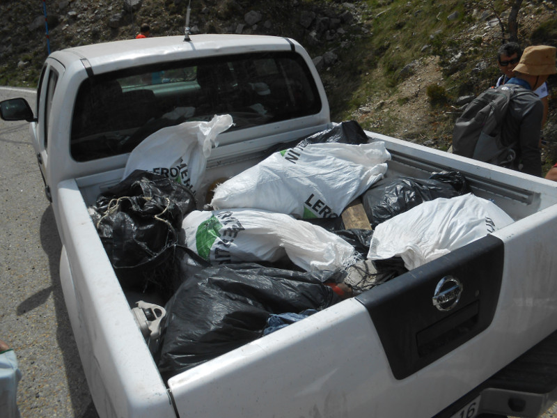 Alambres recogidos en bolsas en una anterior convocatoria de la jornada llenan la caja de esta pick-up. Foto: Miguel Marco.