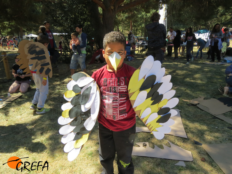 Niño ataviado con un disfraz de alimoche en el taller que organizamos durante el XI Festival DemandaFolk.