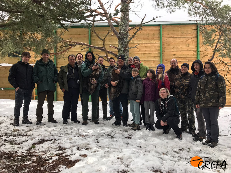 Foto de grupo de trabajadores, voluntarios y colaboradores del Proyecto Monachus, junto con los padrinos de los dos buitres.