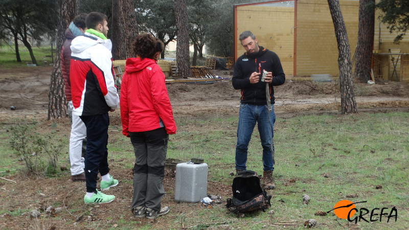 Salvador Castillo muestra a los alumnos las nuevas tecnologías de seguimiento de fauna.