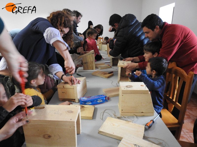 En plena construcción de cajas nido para aves insectívoras durante el taller que organizamos en Huerta de Arriba (Burgos).
