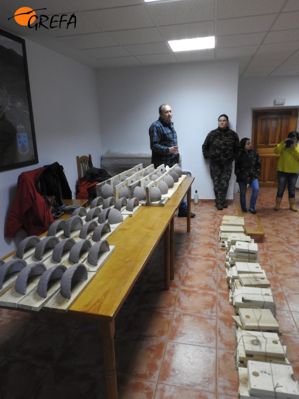 Muestrario de los nidos artfiicales para golondrinas y aviones y de las cajas nidos para paseriformes aún desmontadas que se usaron en el taller de Huerta de Arriba.