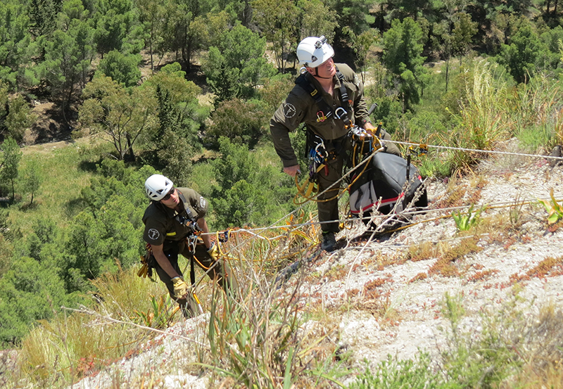 Dos especialistas en trabajos de altura se disponen a acceder a un nido de águila de Bonelli de Sicilia. Foto: LIFE ConRaSi.