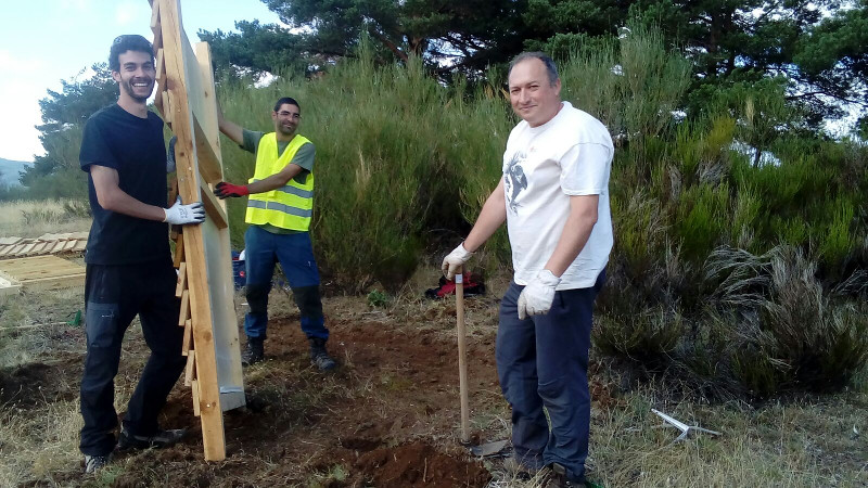 Varios voluntarios construyen un observatorio ("hide") durante la convocatoria de 2017.