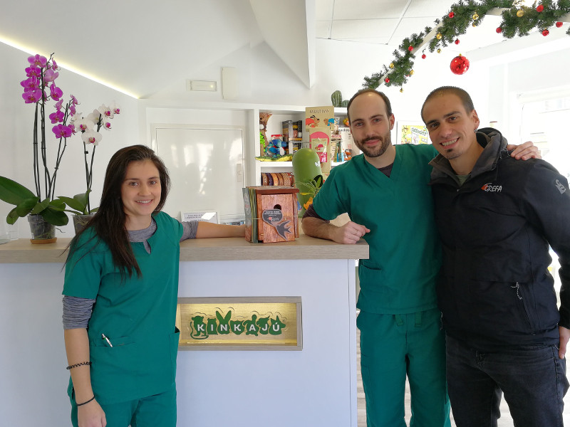 Personal de Kinkajú y del Equipo de Rescate de GREFA posan con la hucha.