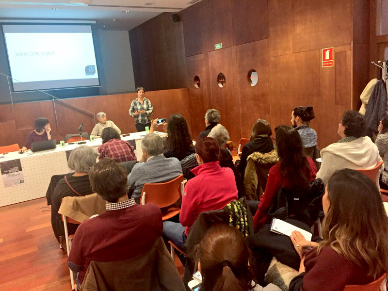 El público asistente al encuentro sobre el lobo en Madrid el pasado 15 de diciembre atiende a las explicaciones de los ponentes. Foto: Ecologistas en Acción.