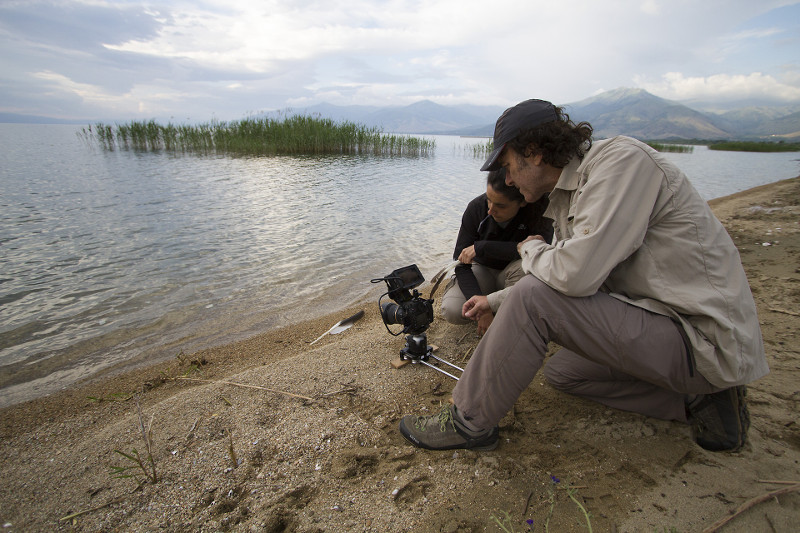 El equipo de "The living med" graba a orillas del lago Prespa, en Grecia. Foto: Thanos Kastritis.