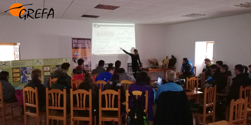 Lorena Juste, de GREFA, explica a los alumnos de la Escuela de Capacitación Agraria de Almazán los detalles del Proyecto Monachus.
