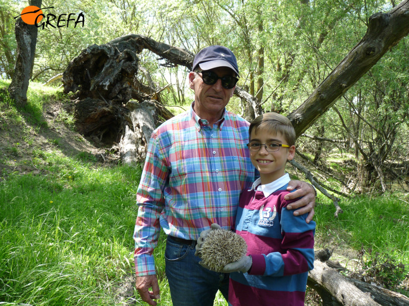 Jesús y su padre posan con "Espinete" instantes antes de la suelta de este erizo.