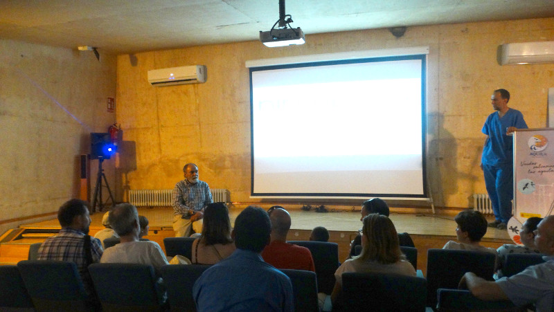 Santiago Díaz, del Departamento Comercial de Nirco-Deltalab, y Fernando González, director del Hospital de Fauna Salvaje de GREFA, durante la charla de bienvenida.