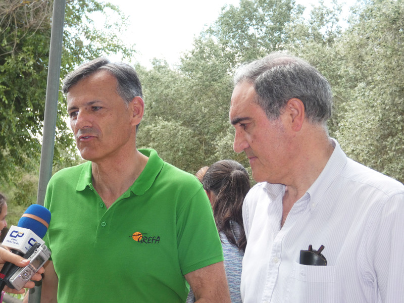 El profesor Diego Jordano y el alcalde de Palma del Río atienden a los medios de comunicación.
