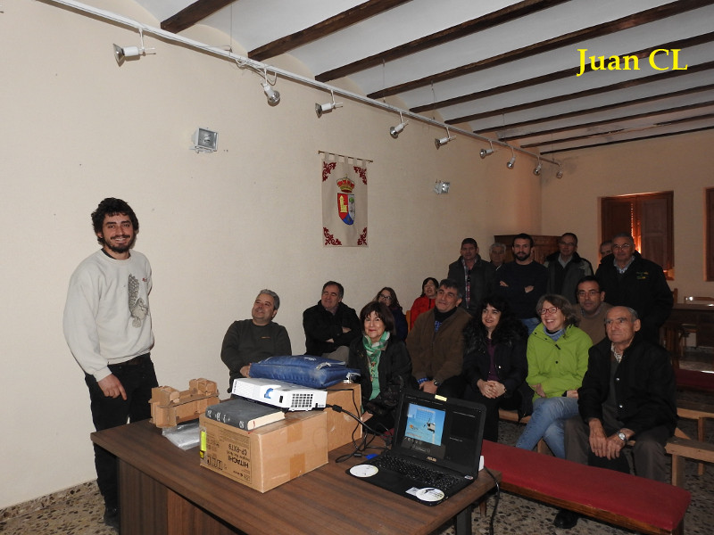 Charla para presentar nuestro proyecto de control biológico del topillo en Fuentepiñel (Segovia). Foto: Juan Cuéllar.