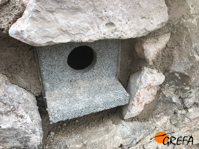 Detalle de uno de los nidales instalados en el castillo de Torrejón de Velasco durante su restauración.